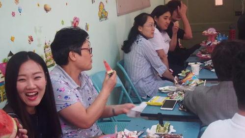 两个人吃瓜的娱乐小游戏,两人共享吃瓜乐趣，趣味小游戏轻松互动  第1张